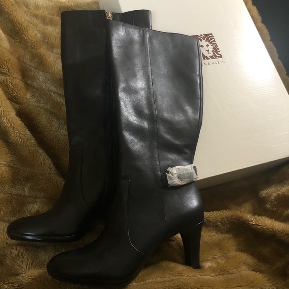 Elegant Black Knee-High Boots - Picture 3 of 5